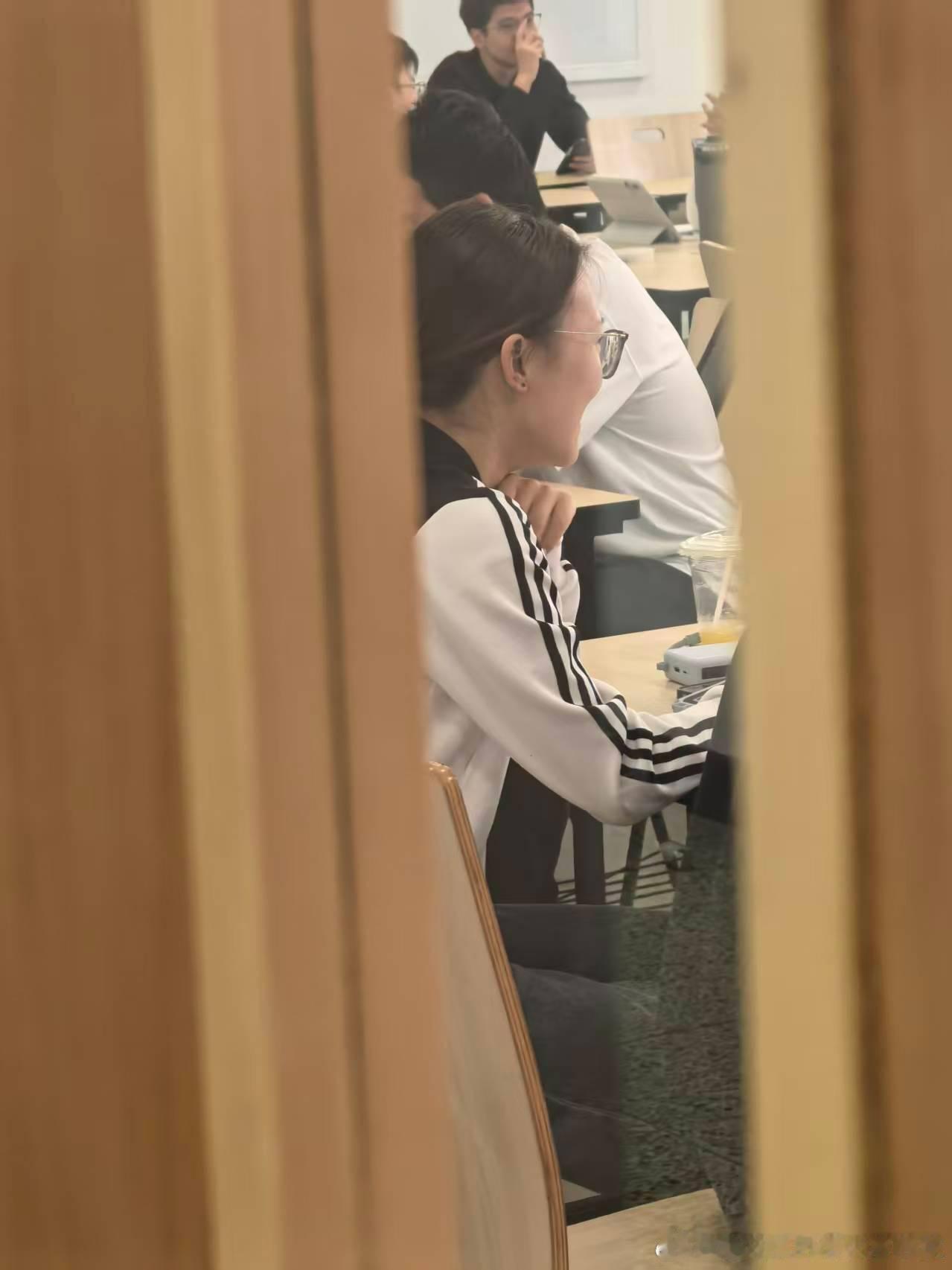 今天的外教课太奇幻
1️⃣：我们四人组里有一个人免修了，所以我们work in pairs有困难，我看见胡军那个组也是三个人，于是我问他愿不愿意来我们组，愿意的话我去跟老师说。结果下一秒老师就点我名去加入胡军的组。
2️⃣：原来的四人组仅剩Leo和Iris了，但第一个活动需要至少四个人。老师让他们搬板凳 ​