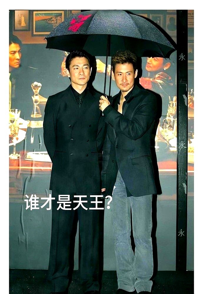 张学友给刘德华撑了把伞，评论区居然炸了，全在骂华仔排场太大。

这俩人认识三十多年，当年粉丝撕得昏天黑地时都没红过脸。现在看客却为一张图争虚名。

看看这俩老头现在在干嘛。64岁的学友刚在红馆连唱324场，安可时调侃自己要失业，转头就去筹备音乐剧。刘德华这边，12月红馆跨年20场，明年2月还要连跑内