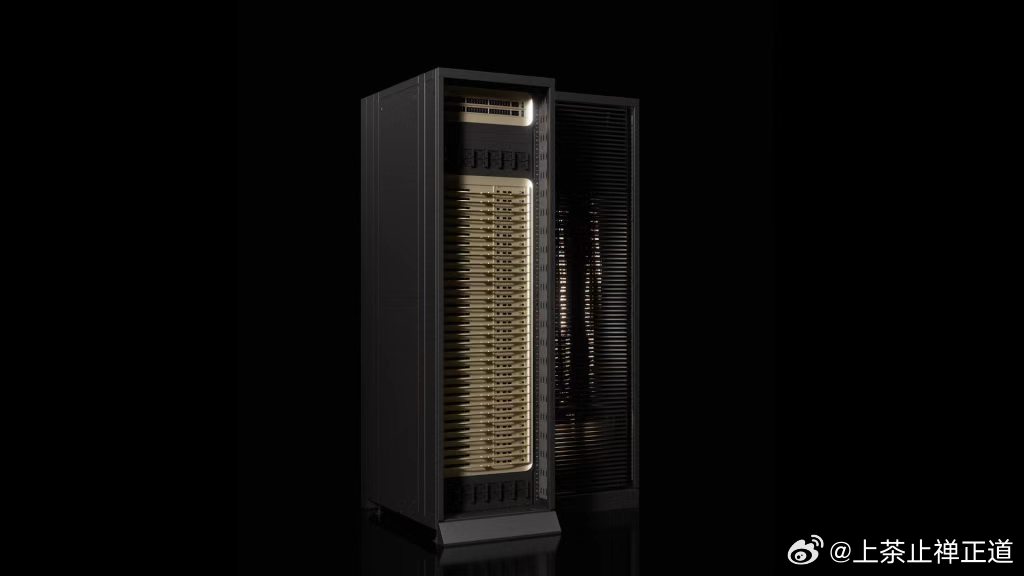 Groq芯片由三星制造，而英伟达的GPU则由台积电生产。每一个LPX机架可整合256颗Groq 3，英伟达援引Artificial Analysis的基准测试称，整合后的机架每秒可处理3400个token。

Groq 3 LPX机架是英伟达专为Vera Rubin平台设计的推理加速扩展组件，需与 Vera Rubin NVL72 GPU主机架搭配部署——NVL72负责更 ​