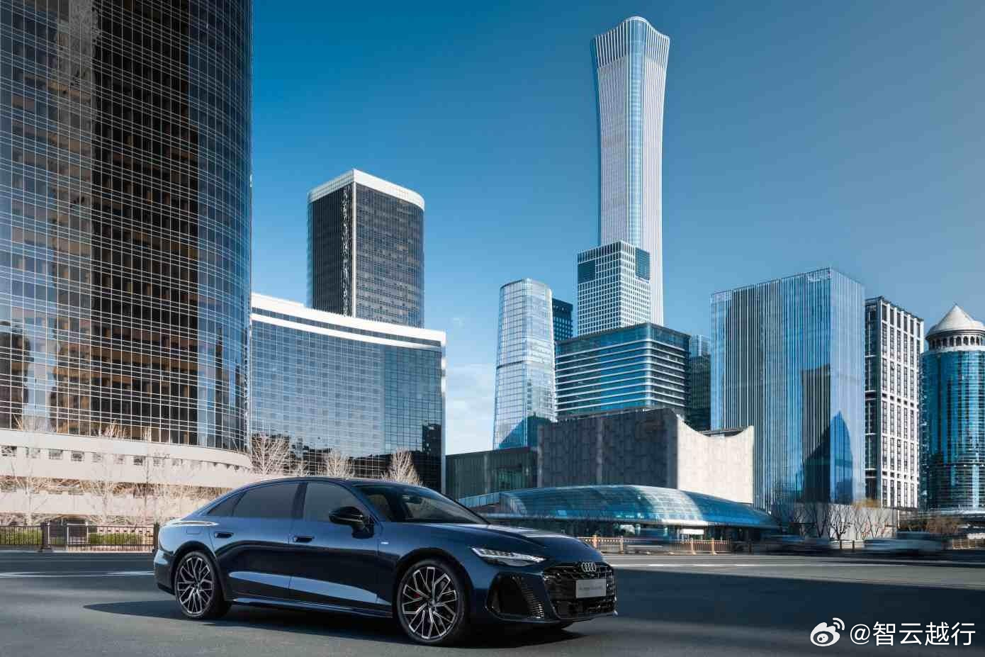 全新奥迪A6L的光域美学尾灯，car-to-x车联网通信

尾灯不仅是照明工具，更是车与环境的沟通桥梁。全新奥迪A6L首次采用分体式尾灯设计，将尾灯划分为顶部设计与底部功能，实现“美与术的分离”🔮。刹车灯采用黑色模块隐藏在黑色外漆中，上方灯带极致纤细。
单边采用198个OLED发光单元，提供8种个性化 ​