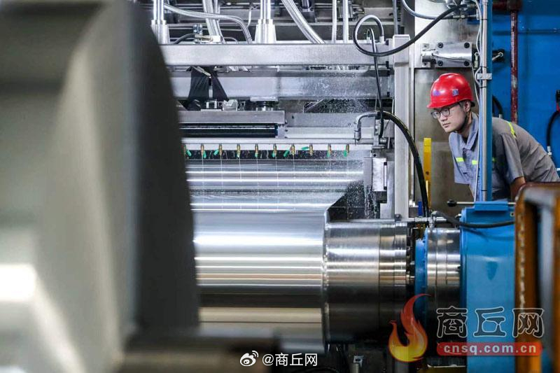 #科技创新锻造商丘制造硬核实力# 【聚“新”成势：在核心技术中勇闯无人区】发展新质生产力，源头在科技创新，落点在产业突破。商丘不满足于在传统赛道上跟跑，而是选择在比较优势领域敢于并跑、勇于领跑。

　　在超硬材料领域，力量钻石正重新定义“一颗钻石”的产业边界。力量钻石成功培育出全球最 ​