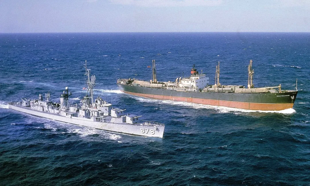 古巴导弹危机后，美舰护送苏联核导弹离开