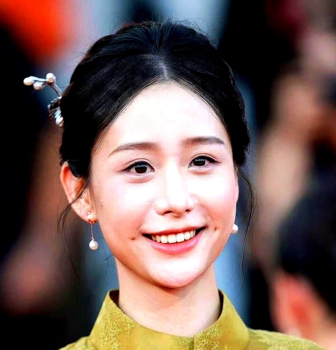 王晓慧这步棋，好多人真没看懂。

都以为她会趁着热度，火急火燎地开工作室，接广告，甚至一脚踏进娱乐圈。毕竟，泼天的流量砸下来，换谁都得晕。可她呢？愣是没签任何公司，身边连个像样的团队影子都见不着。

那些等着看她怎么“变现”的人，眼珠子都快掉出来了。人家压根没按剧本走，既没找资本站台，也没把自己打包