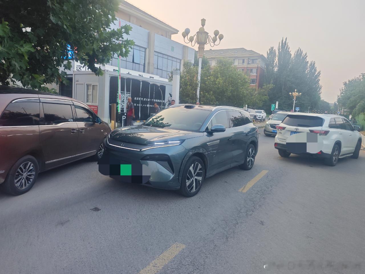 迪迪都兜是真的兜，实战案例来了。这次需要兜的是群里的老哥，在用天神之眼B回家时，与停车场驶出的车辆发生剐蹭，交警判唐L一方全责。随后车辆送修，双方车损进入智驾赔付流程。

梳理一下过程里的几个关键点：

1、事故后要正常报警、报保险，并明确申请“智驾赔付”或“智驾兜底 ​