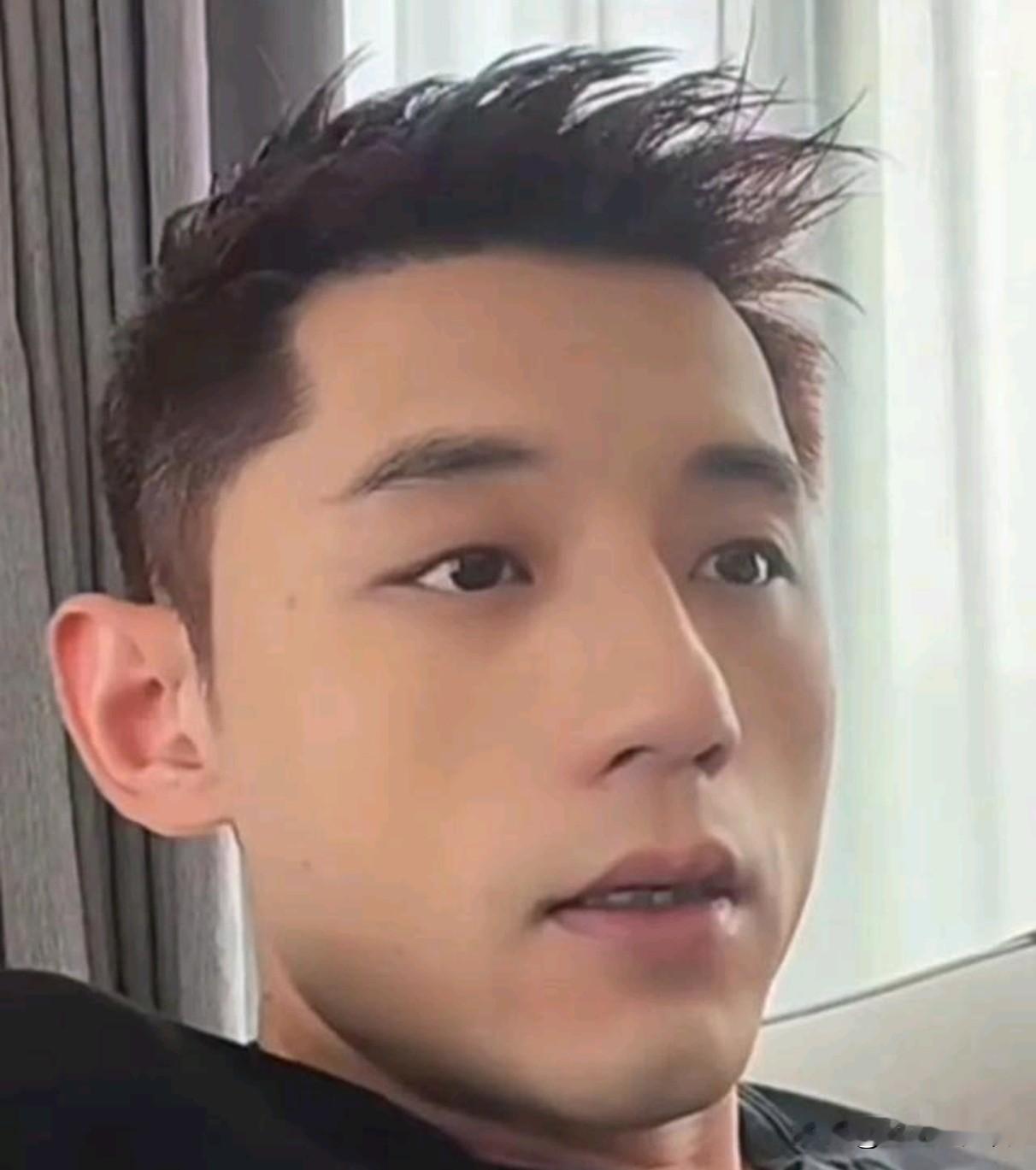 张继科直播放狠话。女单比赛，他突然问一句：林诗栋打谁？弹幕有人回：松岛辉空。他直接来一句：小石头对那个松岛是吧？必须干死。