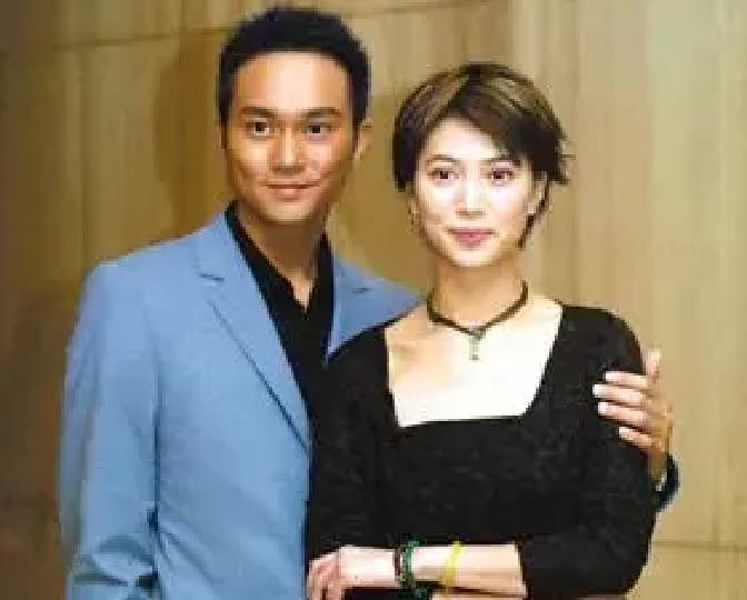 当年很多人看袁咏仪，总觉得这姑娘大大咧咧像个假小子，甚至少了一点传统港风大美人的娇媚。
直到这几年看多了满屏僵硬的“科技脸”，大家才猛然回过味来，当年那个外号叫“靓靓”的女人，到底美得有多抗打。
18岁拿下港姐冠军和最上镜小姐，真不是评委闭着眼睛选的。她的头颅骨相和五官底子摆在那里，根本不需要靠
