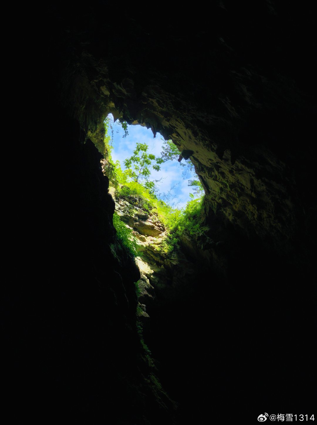 地心窥夏
盛夏山林热浪滚滚，岩洞之内却是一片清冷幽暗。岩壁缝隙框住盛夏晴空与浓绿枝叶，冷暖光影、明暗空间强烈对冲，定格夏日山野独有的静谧秘境。

Shot on HUAWEI Mate80 Pro Max

#微博影像年##一路出片#  ​