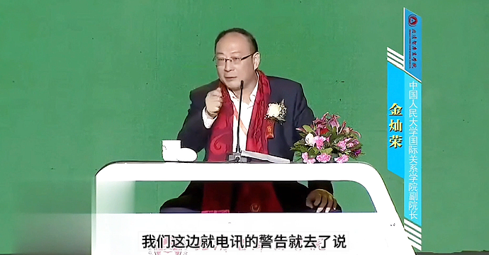 金灿荣：东海防空识别区划了以后，任何战机进来都能第一时间知道，如果不报备、动机不纯，首先是电讯警告，再就是火控雷达照射锁定。这让外国飞行员非常不适应，以前他们进东海都是很潇洒的，喝可乐听音乐，现在一进来电讯警告，好心情瞬间就没了！

防空识别区不是领空，却比领空管控更具战略威慑力。按照国际通用规则，