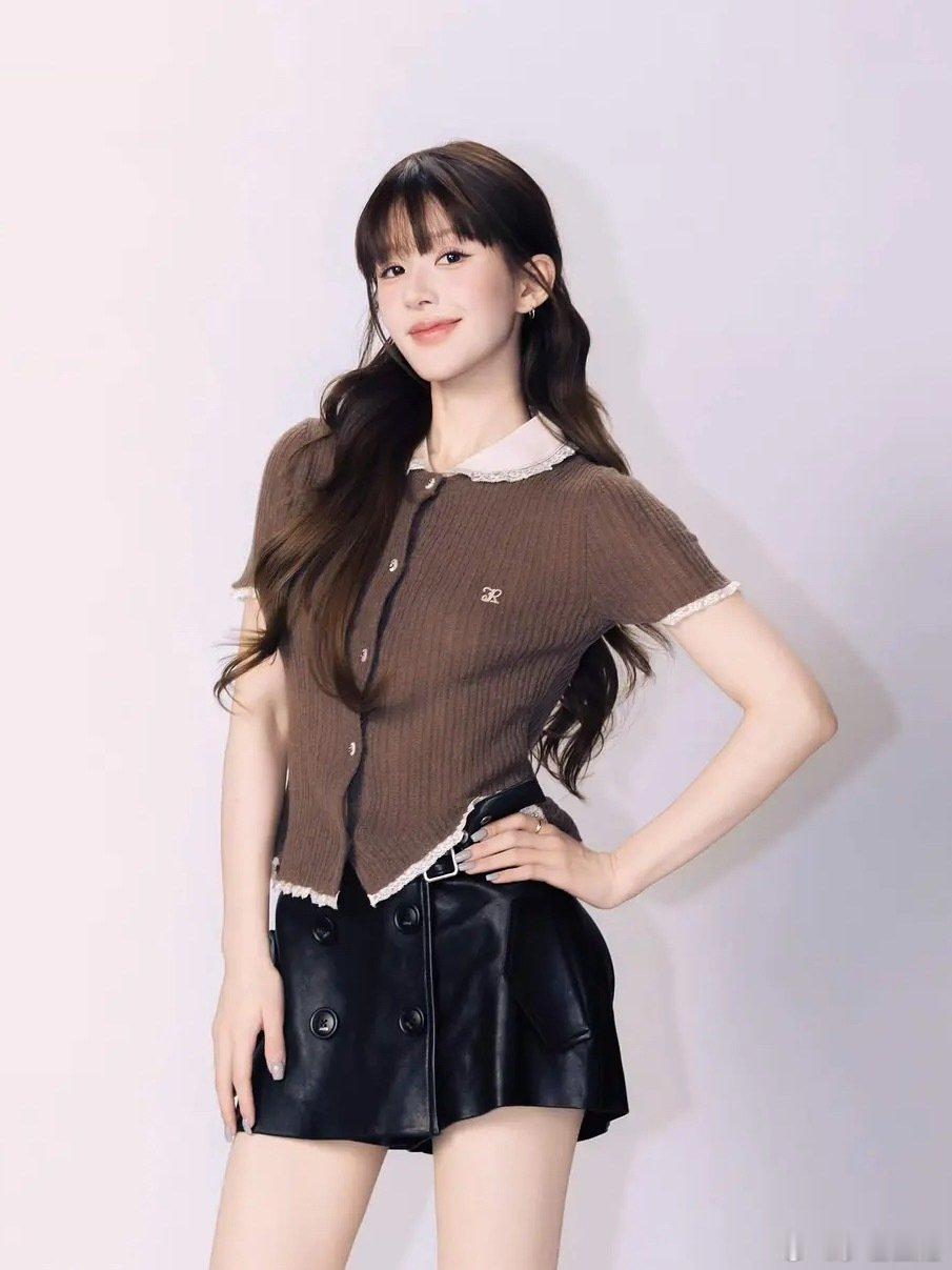 整天说好莱坞没有歌影双栖巨星的可以来我们内娱看看，小花生都一边开演唱会一边拍电视剧了，而且上有刘德华和张国荣，下有赵露思，都是巨星。
#我在微博聊电影##电影正当夏# ​