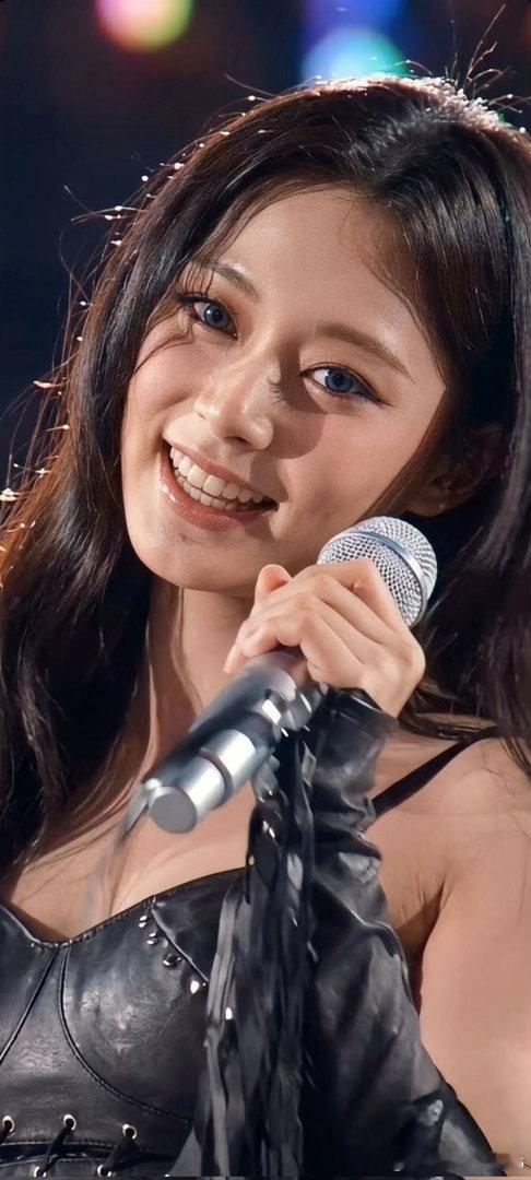 #周子瑜[超话]##周子瑜# zzy#周子瑜人美心善#zzy #怦然心动周子瑜# 

你可以走得慢🥰，也可以偶爾休息🥰，但請不要停在原地🥰，因為未來的你正在等待現在的堅持🥰。 ​