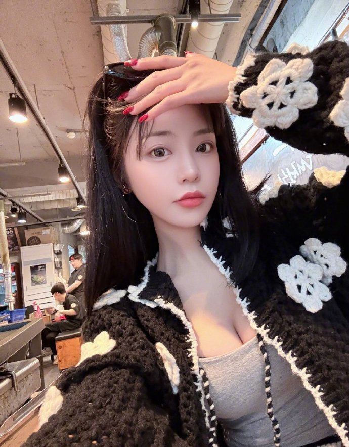 司晓迪又一次引发网友热议，被问到鹿晗妈妈做的早餐好不好吃，她没有正面作答，反而用话术巧妙回避问题。
 
不少网友吐槽，鹿晗的家人哪里是随便就能接触到，这番说辞实在太过虚假。这已经不是她第一次制造相关话题，一次次消耗艺人热度博取关注。很多人表示一味忍让没有用处，希