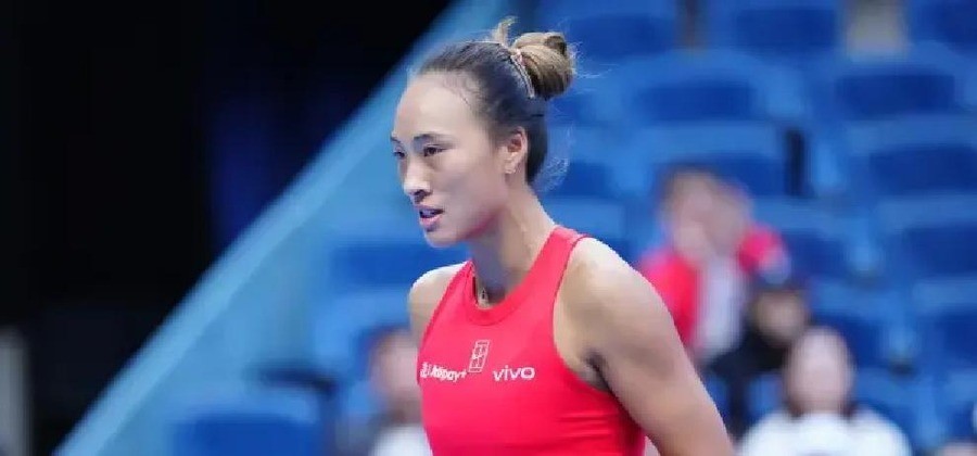 郑钦文右肘开刀取出两块碎骨，世界排名从第4掉到百名开外，中网拿外卡才进正赛，赢一场球228万人民币到账。
2025年7月18日，她在瑞士接受右肘关节镜手术，取出两块游离碎骨。9月29日中网复出，第三轮决胜盘伤退，随后退出武网和宁波站。2025年10月排名跌至第24位，首次跌出TOP20。2026年排