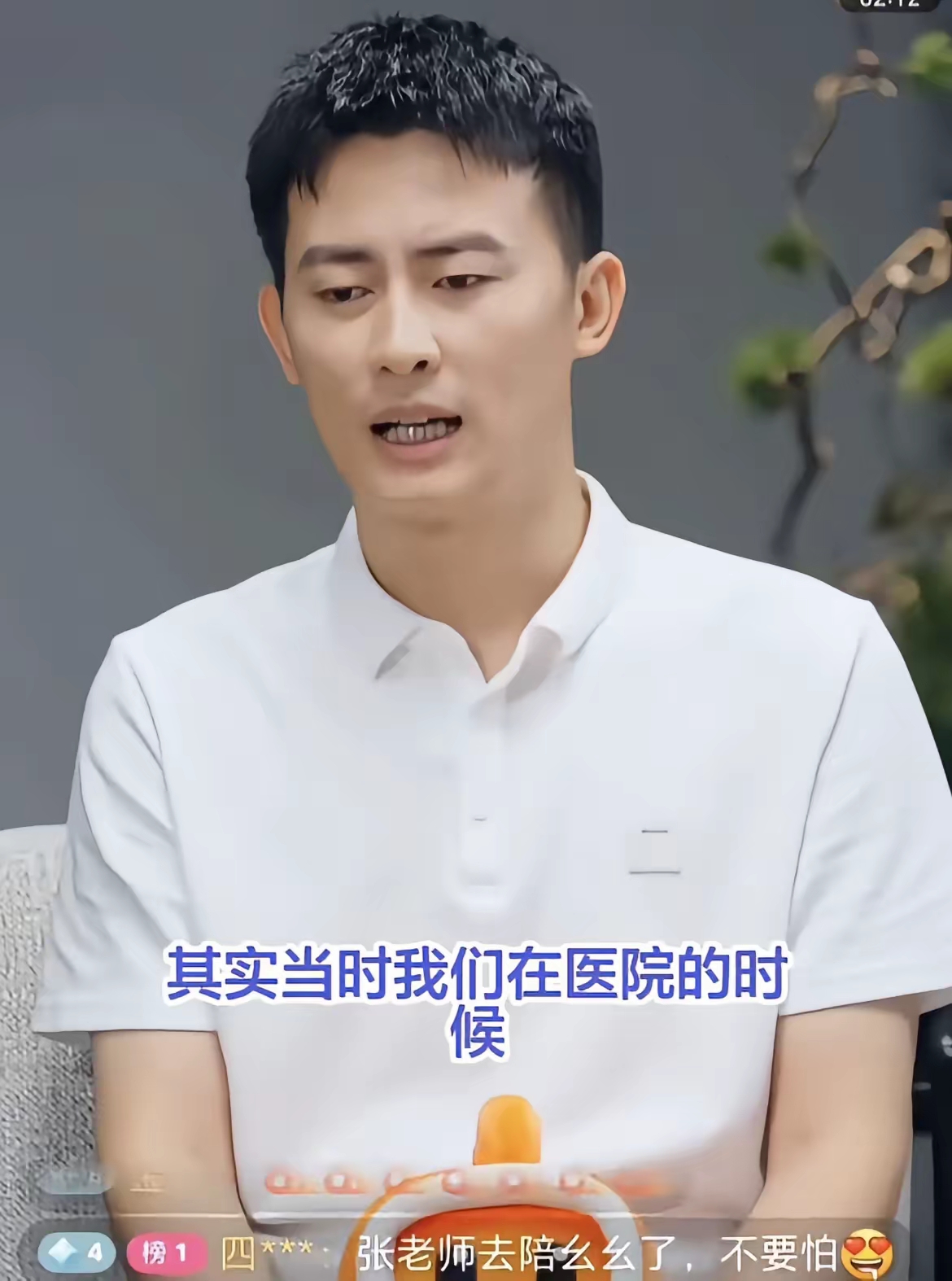 武亮首次公开接棒幕后细节：医院走廊里的紧急会议，把他推到了全网的聚光灯下
戴军的访谈镜头刚对准武亮，就抛出了全网好奇已久的敏感问题：张雪峰暂别公众视野后，到底是公司直接把你推到前台，还是经过多轮开会博弈，最终才把这份对外扛事的责任落到你肩上？
武亮没有打官腔绕弯子，直接把当时医院走廊里的紧急场景摊开