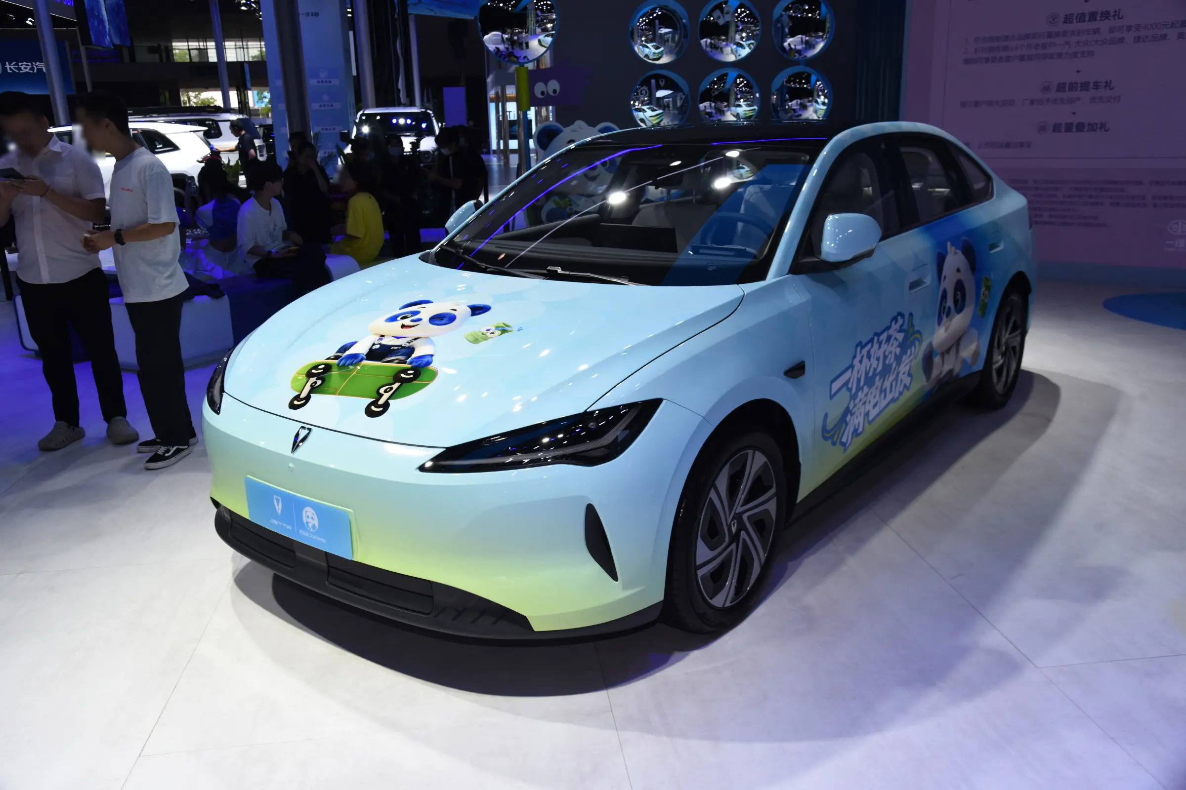 捷达M6亮相成都车展，全新家用SUV，延续品牌务实大众化的定位，外观设计走稳妥路线，没有堆砌花哨的设计元素，瞄准预算有限的普通家庭。
我的看法，主打大众化定位的车型，最难的就是平衡。不能盲目跟风堆砌大量新潮配置，拉高成本丢掉价格优势；但配置也不能过于保守，跟不上当下普通用户的基础期待，这个平衡点把握