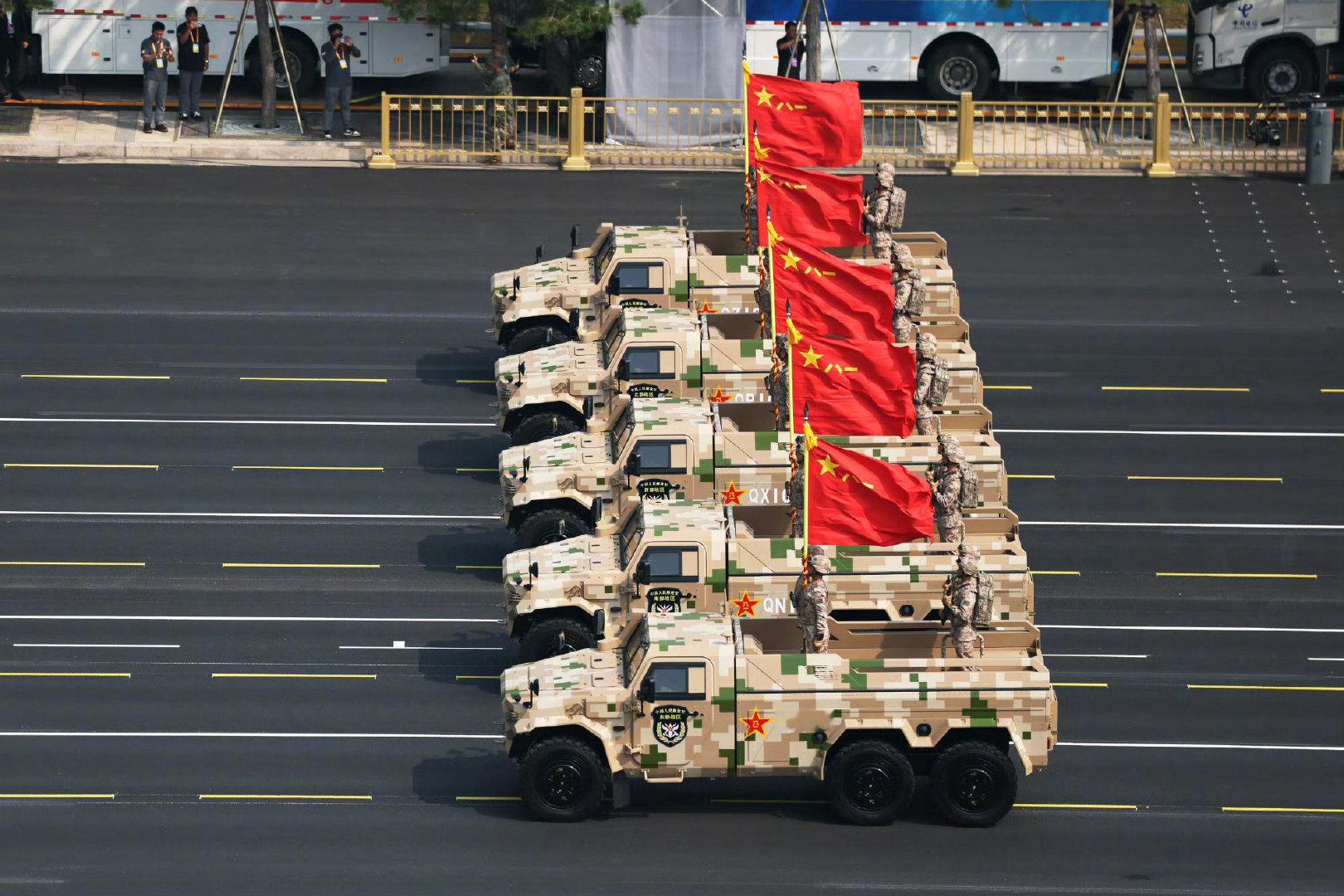 #抗战胜利81周年# 
一年过去了
对于阅兵上展示的各种兵器，全球都没有什么严肃的技术分析文章。
究其原因，美国人没有能力证实这些东西是假的
也没有胆量承认这些东西是真的 ​