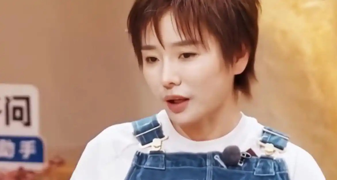 许飞心里清楚厉娜和她闹僵的原因，但她认为厉娜被雪藏，不全是自己的问题，张萌当面直接提问，胆子真大！ ​