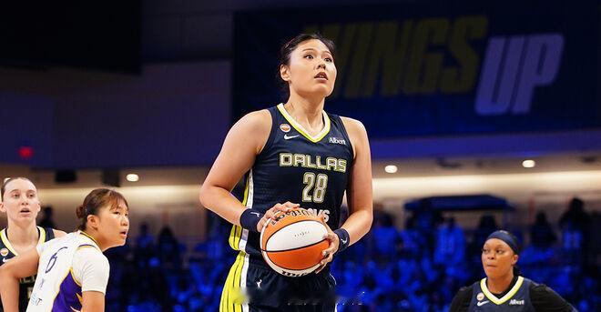 WNBA常规赛，达拉斯飞翼在主场以90-82力克洛杉矶火花，李月汝替补...