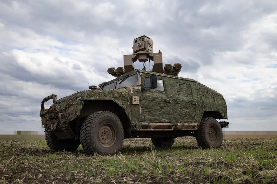 英国提供的 RapidRanger 地空导弹系统开始抵达乌克兰服役，其中一辆已被记录了几次无人机击落战果。

英国正在加速在贝尔法斯特为该平台生产低成本 LMM 拦截弹。
#关注俄乌局势最新进展# ​