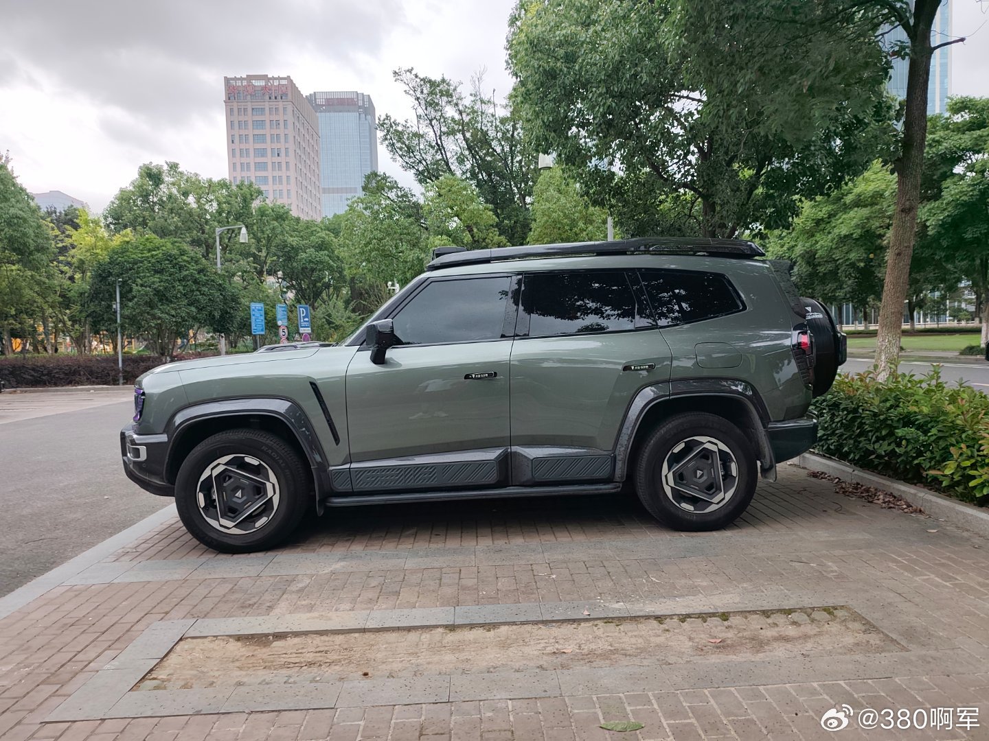 每一辆深蓝背后，都有一个“为什么选它”的故事，回想我的选车经历，依旧记忆犹新。我的深蓝G318四驱远山版，于2025年7月18日正式提车。当初对比过多台同类型车型，没有单纯被外观吸引，也不是盲目看重参数。我需要一台兼顾城市通勤，又能支持周末自驾出游的车。
 
它可油可电的增程架构打消长途出行顾 ​