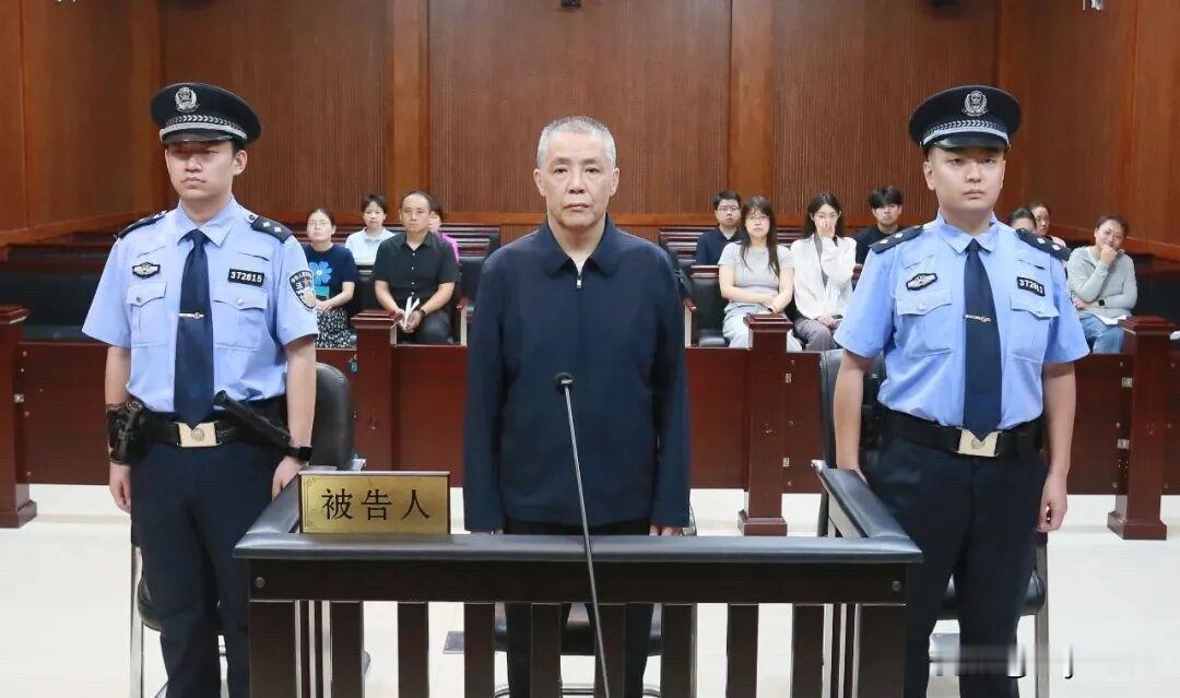 最近刷到一条反腐新闻，原陕西省气象局局长李良序受贿案一审宣判，涉案金额三千多万，最终被判13年。

看到这条消息的时候，我真的非常吃惊。在我的固有印象里，气象局好像就只是播报天气预报的地方，一直觉得这算是个清水衙门，很难想象这里能曝出这么大额的贪腐案件。

从小到大，能想到的、和气象沾边还犯了错的人