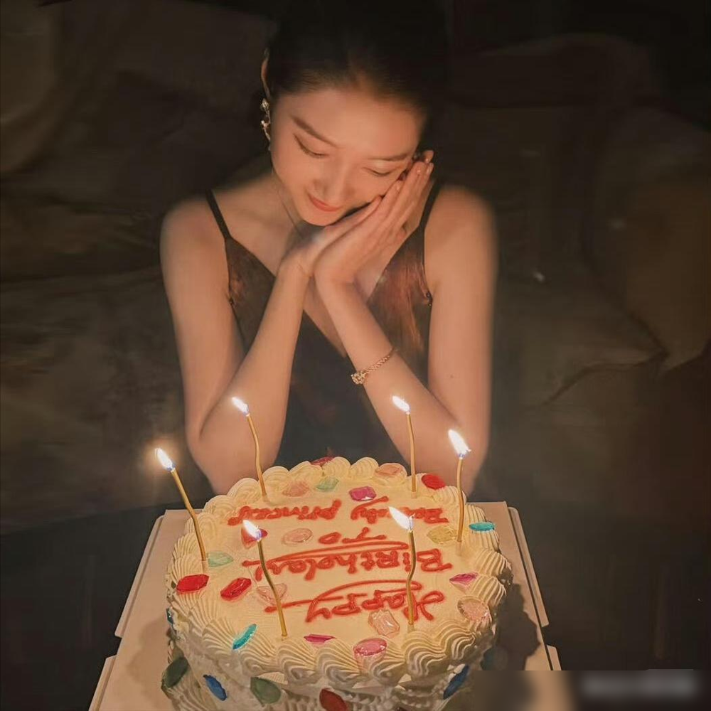 关晓彤29岁生日，鹿晗一个字没发。这已经是连续第二年，零点祝福彻底消失。
自打2017年官宣，俩人七年雷打不动卡点庆生。如今四百多天没同框，合资公司也注销了。分手传了八百回，正主愣是没一句准话，社交状态上还挂着恋人。
粉丝急得跳脚，路人也看麻了。倒是关晓彤自己，晒了组没修过的生日照，身边站着的还