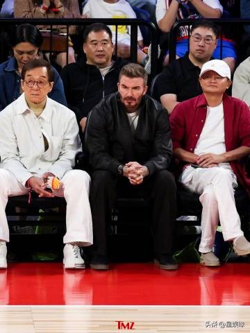 成龙、大卫·贝克汉姆和马云一同现身2026年NBA中国赛场边观赛！⛹️😎三人像商量好的，身穿黑白红亮相。成龙一身白，脚穿李宁悟道运动鞋。马云身穿红衬衫，脚穿的像是Loro Piana。