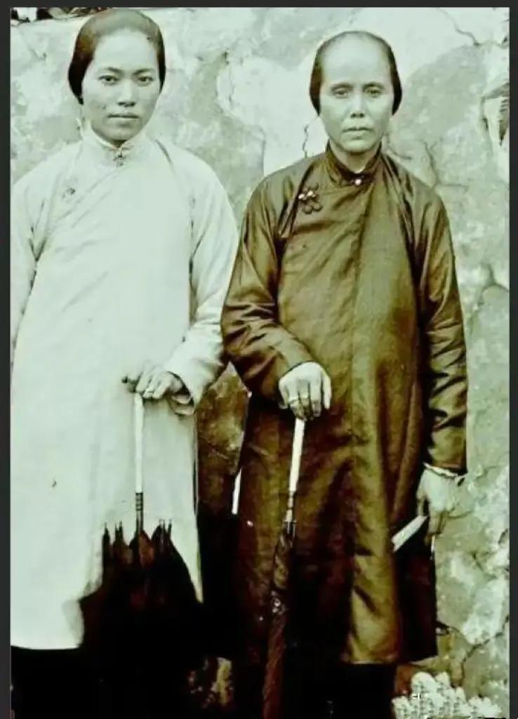 孙中山死前为何嚷嚷着睡地板？直到孙中山去世几年后，孙中山长子孙科仍对此感到不解，于是，他便在去南洋看望孙中山侧室陈粹芬时说起了。他说：“真是奇怪，他死前竟然睡到了地上，还说‘地下不冷，有冰才好’。”
 
陈粹芬听完，眼泪就掉下来了。她没出声，用手背抹了抹脸，看向窗外。孙科有点局促，把茶杯往她那边推了