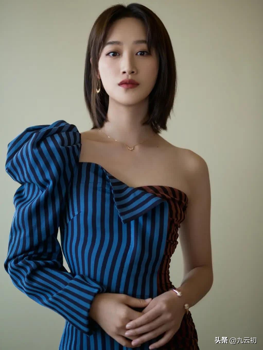 ：从浣碧到从容姐姐，蓝盈莹：清醒努力的女人，自带光芒
 
提起蓝盈莹，很多人第一时间想起《甄嬛传》里倔强又执拗的浣碧。这么多年过去，曾经荧幕上那个不甘命运的姑娘，早已褪去青涩，活成了大家眼中清醒自律的模样。
 
一组造型，两种气质，被她稳稳拿捏。
 
撞色条纹单肩长裙，利落短发，张扬又有棱角。蓬松的