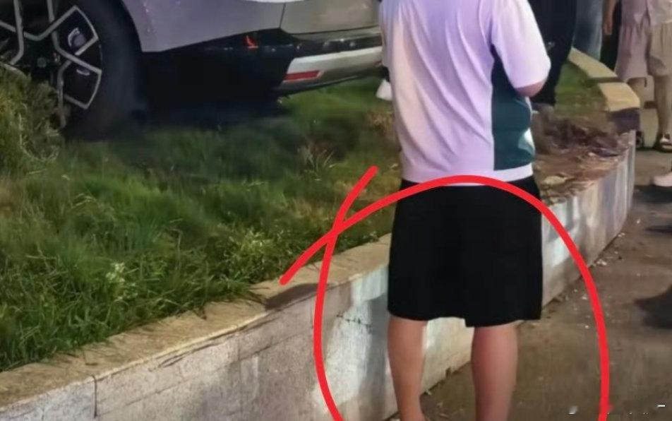 过膝盖的绿化带围堰，一脚油门就上去了，车前竟然没什么损伤，轮子也没事，没崴脚，电池没冒烟没起火，看起来啥事没有，只要是一个智力正常的人就知道这车黑不动

#徐洁云回应试驾小米澎程误操作用户已锁单# ​
