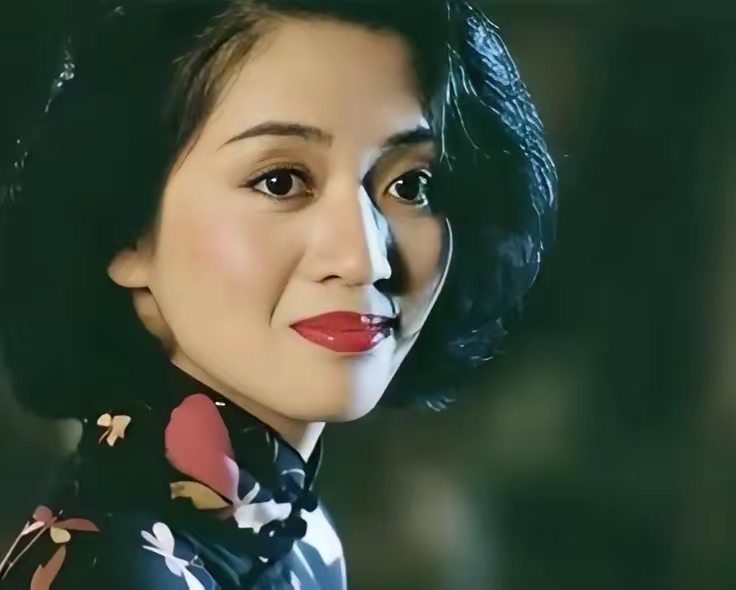 偷梅艳芳骨灰的人，不在乎这么几个企图：第一是想配阴婚。这虽然是迷信的做法，但是也不是没可能的。第二是想赚钱。把梅艳芳的骨灰卖给想要的人，售价肯定低不了。第三就是敲诈勒索。想拿梅艳芳的骨灰挟制她家人或者粉丝，让他们拿钱来赎。第四就是倾慕有加。有狂热的粉丝，生前得不到，死后就想拿骨灰来长相伴。虽然我们觉