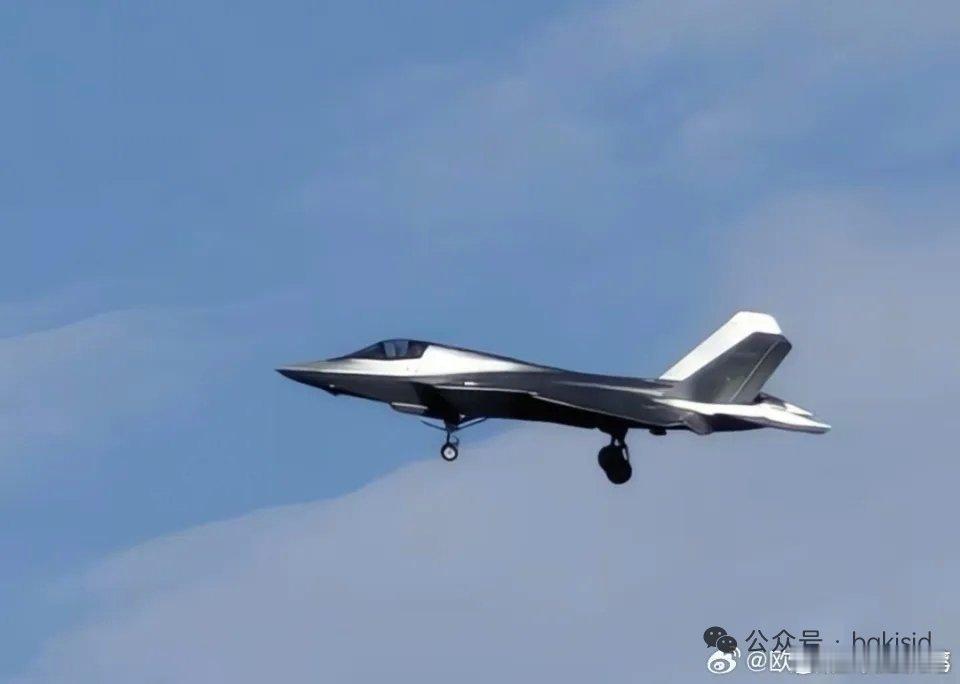 银光素裹的歼35与F22 ​