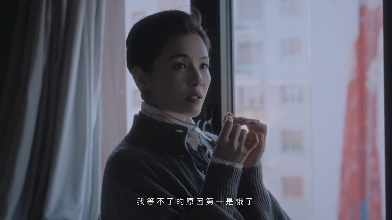 第一次见女演员饿了吃月饼的[柯基]
刘涛吃好开心，好奇这个冬瓜和生姜馅儿的月饼好不好吃[柯基] ​
