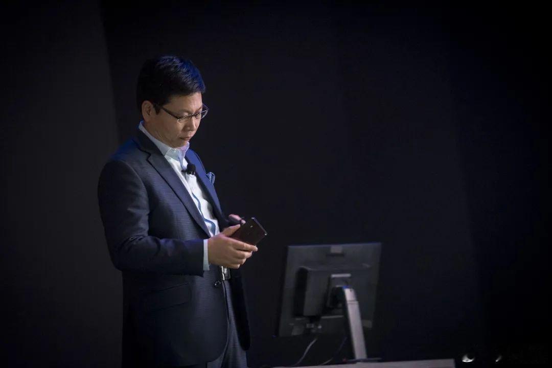 我认为余承东不是那样的人。  2024年6月，余承东在一次试驾直播里被...
