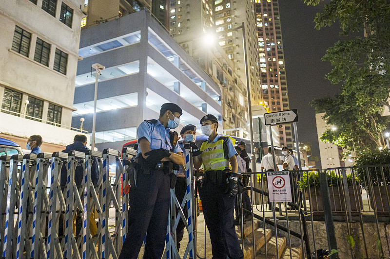 香港发生珠宝大劫案 刚刷到香港这起珠宝劫案的新闻，第一反应居然是恍惚了一下，以为老港片里的情节直接照进现实了。
10月14日下午3点多，大埔广福道70号的周生生金行里，一名40岁左右的男子佯装成顾客，说要挑金链，店员没设防就拿出一条一两多重、市价约7万港元的金链给他看，结果这人抢了链子直接夺门往广福