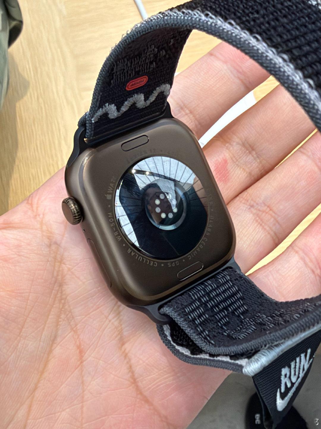 Apple Watch 今年这个古铜色意外的不错，黑色里带着一点淡淡的铜色，陶瓷版的确看着边框宽点，当然质感是没得说。 ​