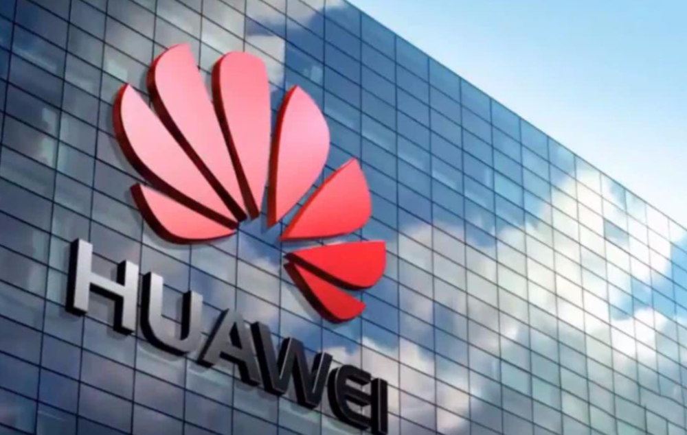 这一刻，华为等了整整六年。
工信部入网信息板上钉钉，Mate 90系列两款新机型号CMM‑AL10、CMM‑AL00赫然标注&34;5G数字移动电话机&34;。没有&34;5A级体验&34;的委婉，没有&34;卫星通信代替&34;的折中，这次是彻彻底底的&34;明牌&34;。无数老花粉在评论区敲下同一句话：&34;终于回来了。&34;

老爷可以在右上角点一