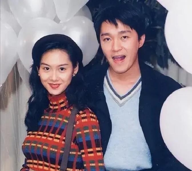 1995年，朱茵突袭男友周星驰住处，居然发现房间还有其她女人，当她伸手摸到温热的被窝，捡起枕边女人的头发时，厕所突然传出女人的声音，朱茵愤怒地跑过去拧动了门锁！

这段围绕两位演员旧日关系的叙述被反复转发，具体细节仍应以当事人的公开表达为准。

很多人爱把一段感情拆成“谁辜负了谁”的几分钟剧情，门、
