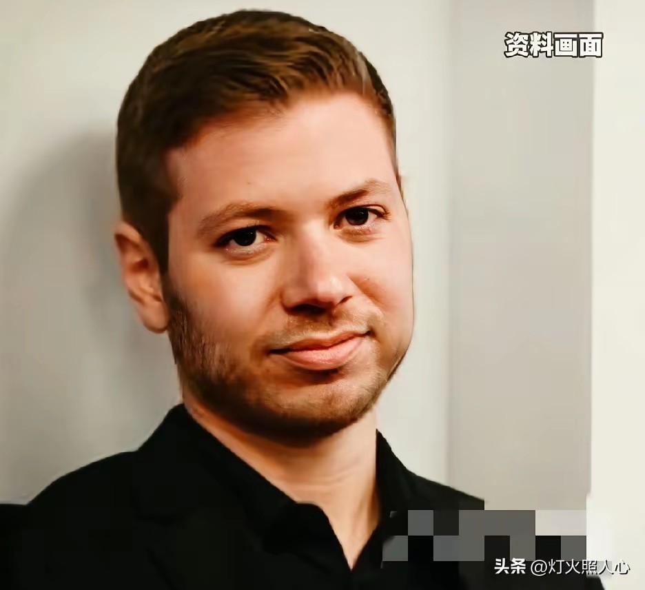 远居美国也躲不开风波！内塔尼亚胡长子遭遇重大安全威胁
 
很多人以为，只要远离中东，就能躲开地区冲突带来的危险。内塔尼亚胡的长子亚伊尔，今年35岁，没有任何公职，常年定居在美国佛罗里达州迈阿密。他本打算在大洋彼岸安稳生活，避开中东持续的对抗，可风险依旧找上门。
 
整件事最先由内塔尼亚胡本人对外披露