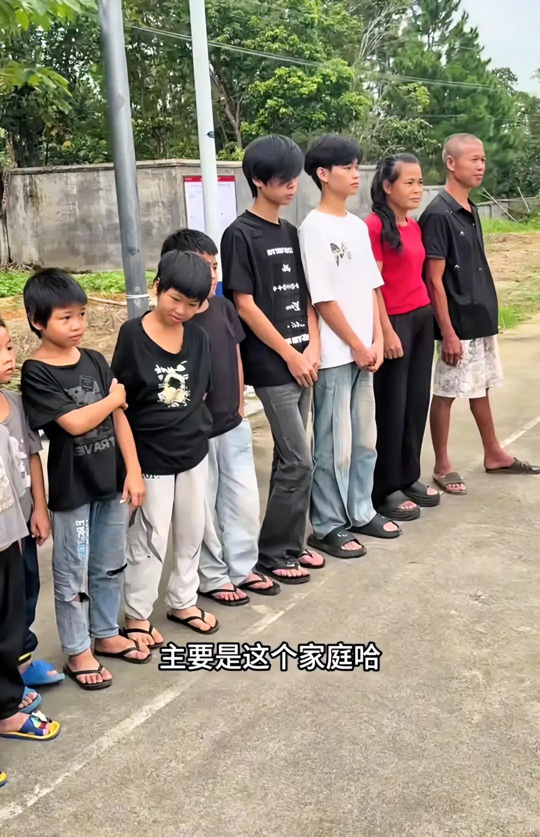 广西钦州这户人家，我本来是刷过去没停的。

“13个孩子”，这五个字太炸了，谁刷到都会愣一下：

8个儿子、5个女儿，大的22岁出嫁了，小的才两岁多，夫妻俩结婚22年，像开了一座小学。

但你看完采访会发现：

13个孩子不是最吓人的，2016年那一下，才是这家人命运的拐弯处。

男的今年49，老婆