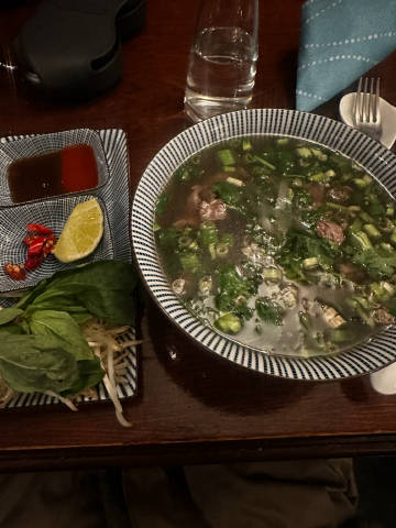冬天晚上的comfort food永远是pho和泡菜锅。。。十点十五分...