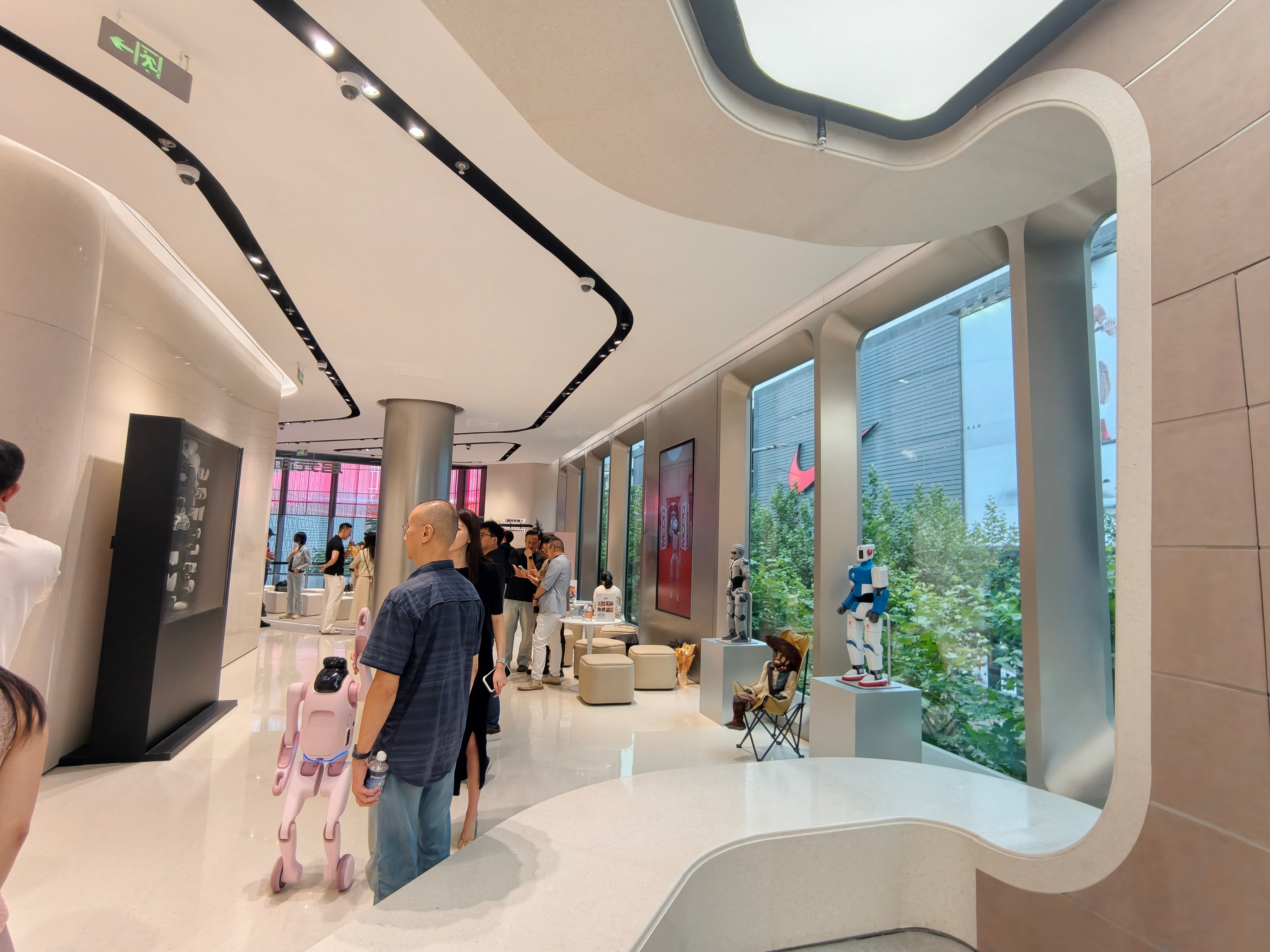 逛一下全球首家启元机器人线下门店，位于上海淮淮海中路728号的龙凤PRSCO L2层。

现场有具身智能编程，场景化英语练习，周边与配件、交付、体验课程等等区域。

可以说，在人形机器人零售这一块，中国又大幅领先了全世界。#启元机器人##具身智能##人形机器人#  ​