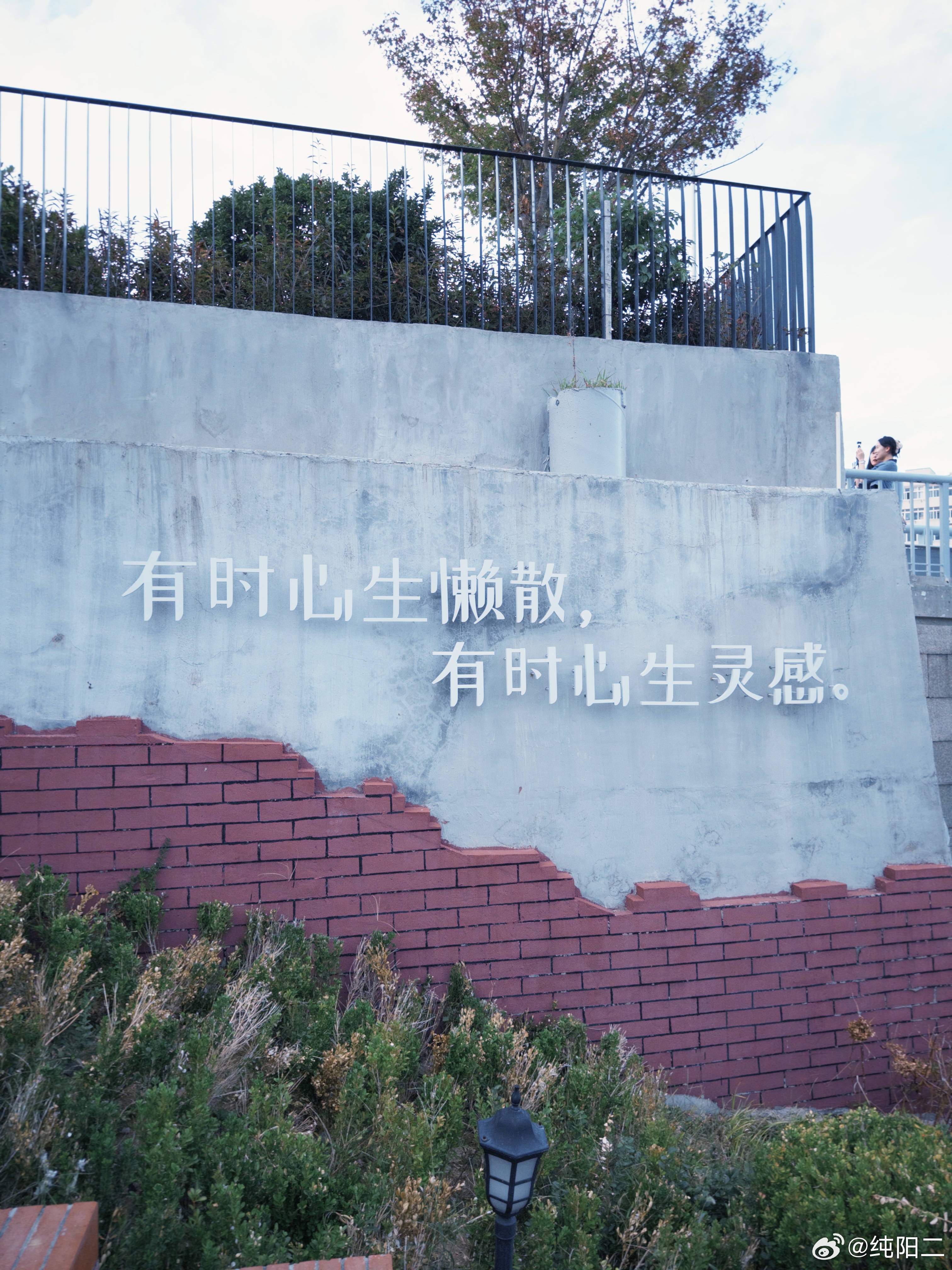 从威海离开去青岛的那天，除了俩人像被狗追一样先狂飙去加油站加油然后去还车再各拿着四十斤行李狂奔去车站终于赶上了去青岛的高铁特别痛苦以外[融化]其他都好开心[太开心]  ​