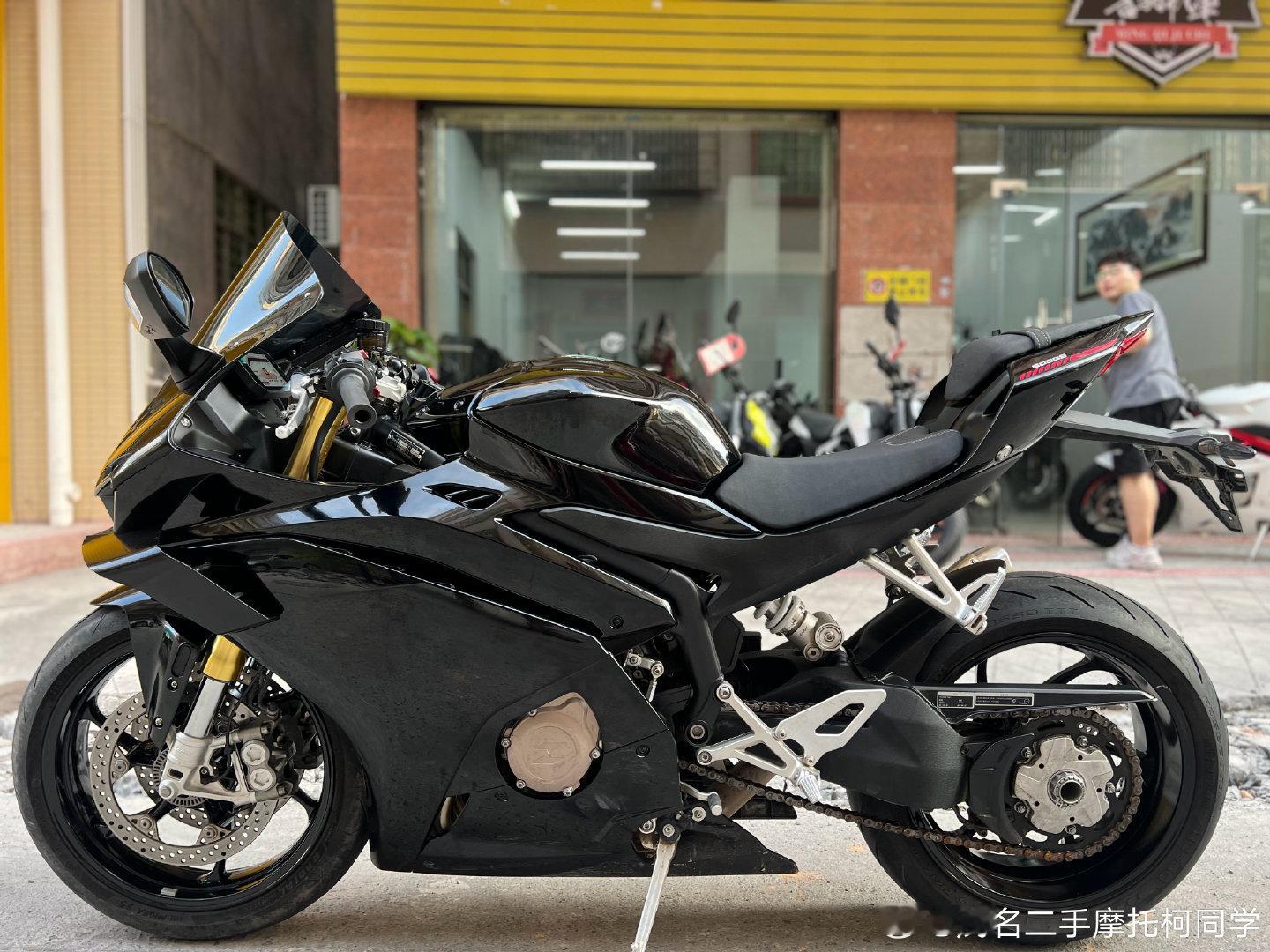 最新到店 张雪500rr
25年上牌 2手户  表显8000多公里  改了头段直筒 保险年审到明年 全车黑武士 车况成色良好 1月1才能过户 支持置换 21800#茂名##机车##摩托车# ​