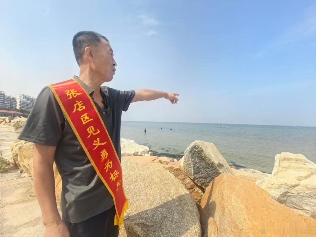 【跨城奔赴致敬平凡英雄！淄博张店首次跨市表扬，让淄博好人荣光不缺席】9月17日，一场特殊又温暖的表扬仪式，跨越城市距离温暖落地。中共张店区委政法委、张店区见义勇为基金会负责人专程赶赴烟台龙口，为淄博籍好市民郭卫东送上见义勇为荣誉证书及5000元奖励金。这也是张店区首次跨市上门开展见义勇 ​