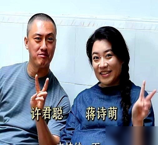 小沈阳疯了，把二十年人脉全押老婆身上了。
沈春阳头回当导演，他零片酬演男主，还挨个打电话摇人。贾冰、魏翔、许君聪、于洋、徐志胜，近三十个喜剧熟脸全到了。没谈钱，就冲小沈阳平时做人仗义，这回是来还账的。
六年前他自己导的《猛虫过江》，豆瓣3.1，被骂惨了。这回把导演椅让给媳妇，他跑前跑后组局，女儿