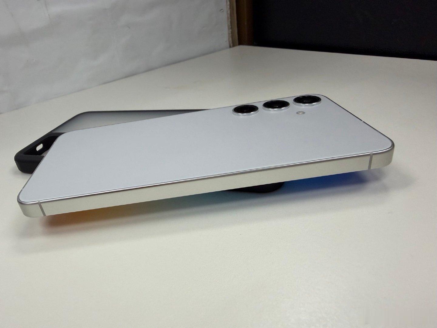 三星S24+银色，国行双卡5g全网12+512G，骁龙8Gen3处理器，Al智享生活办公/2K全视屏，成色完美99新，2999 ​