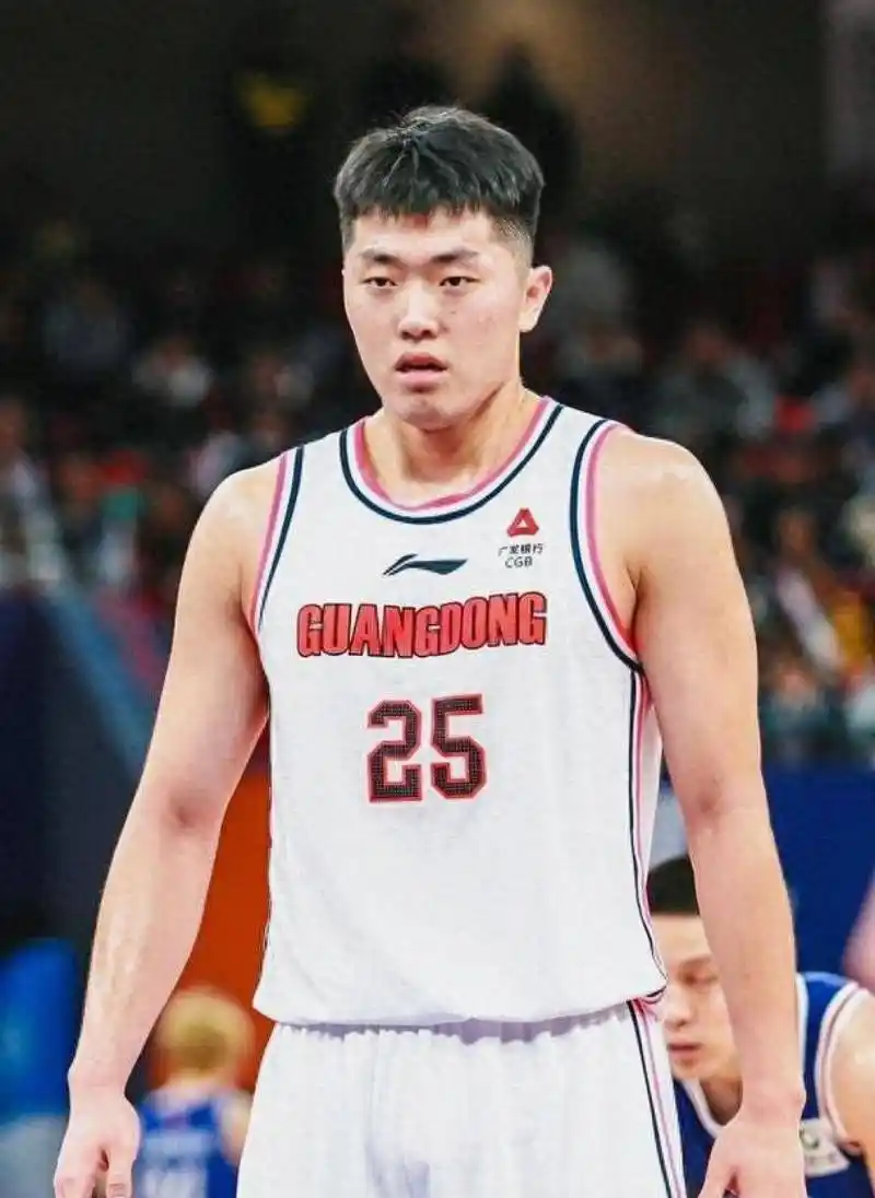 张皓嘉措手不及！

据广东体育媒体人透露，由于张皓嘉连续两场热身赛表现不佳，赛后张皓嘉被新任主教练亚科夫列维奇单独谈话！

我认为，这个消息真正值得聊的，不是“张皓嘉被新帅叫去谈话”这几个字，而是广东宏远换帅之后，队内很多过去已经相对固定的位置，都得重新排一遍。

这才是张皓嘉真正要面对的压力。