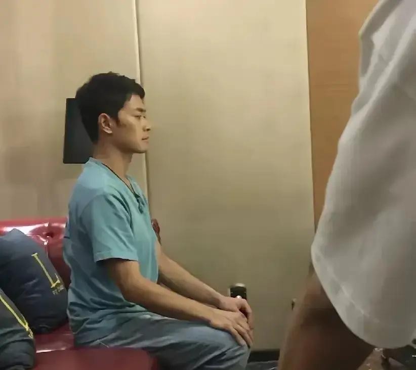 30年童子功换来的直挺挺坐姿，在现在的内娱竟成了“不合群”的罪过。曹骏在《披荆斩棘》里一个人安静坐在角落的样子，可以说是把这个圈子最讽刺的一幕撕开在了明面上。线上观众用真金白银的票数把他顶到断层第一，线下的节目镜头和评委却反应平平，这种戏里戏外的落差简直刺眼

别人窝在沙发里忙着找镜头、抢话题、搞社