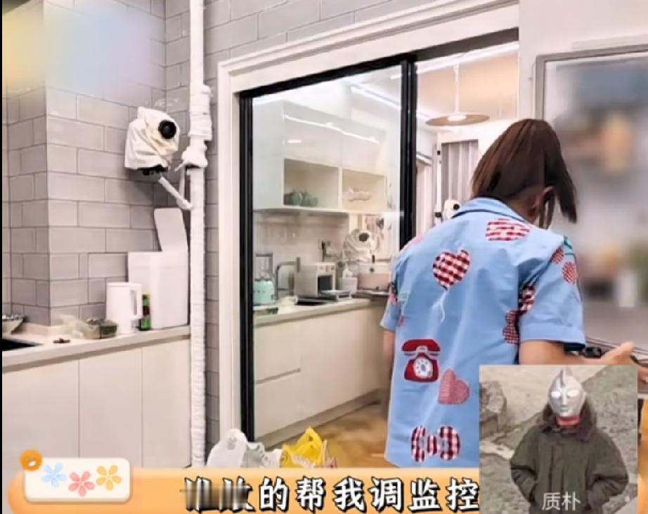 一串葡萄查监控当面质问客人，陈妍希这波操作把“待客之道”四个字碾得稀碎！
最近陈妍希在一档综艺里贡献了年度最让人窒息的待客名场面。欧阳妮妮带着老公孩子上门做客，陈妍希打开冰箱发现葡萄摆放位置不对，当场皱眉冷脸追问欧阳妮妮是不是她动的。为了弄清楚这串葡萄到底怎么回事，她居然还调了监控，最后发现是自己亲