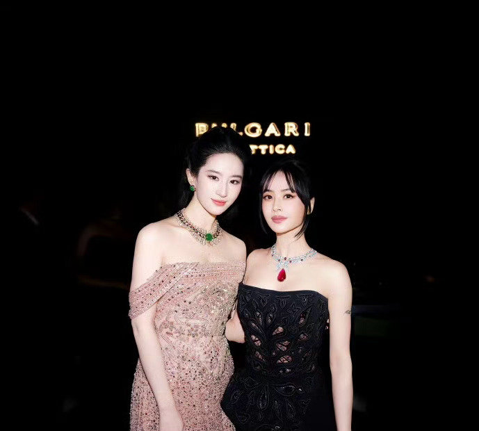 #蔡依林刘亦菲合照#同框了！两位都非常美丽！ ​